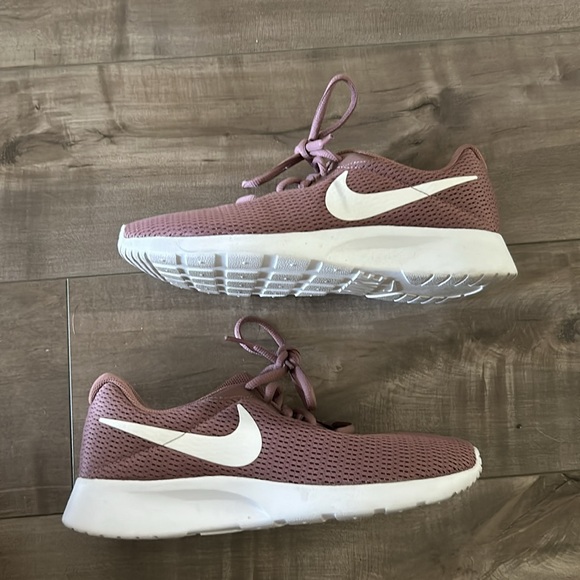 Size 7.5 Nike Women’s Tanjun - Picture 6 of 7